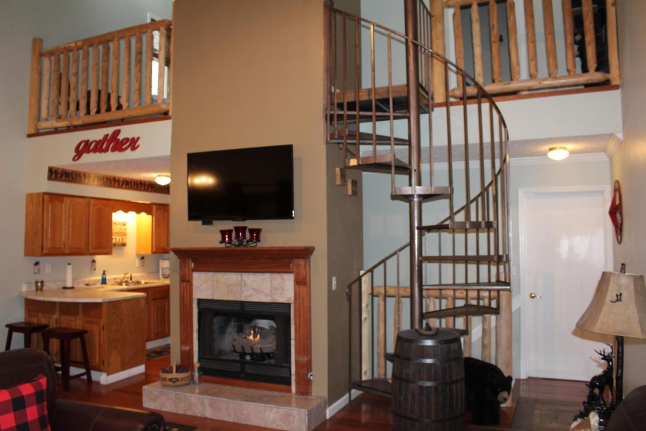 Spacious Downtown Condo Walking Distance To Downtown Gatlinburg Sleeps 6 Guests Bagian luar foto