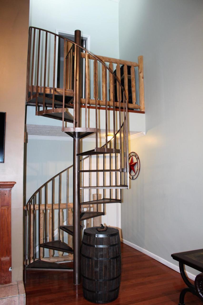 Spacious Downtown Condo Walking Distance To Downtown Gatlinburg Sleeps 6 Guests Bagian luar foto