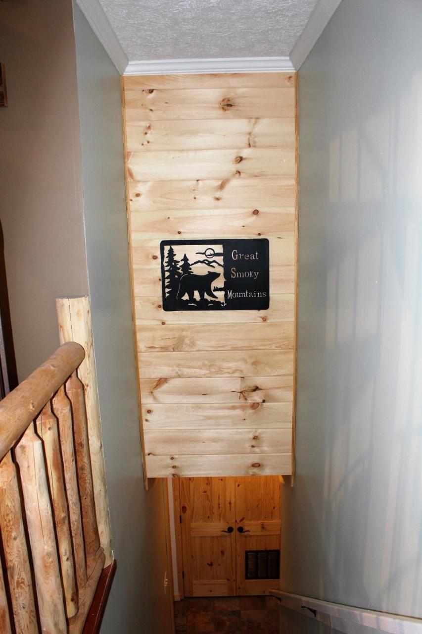 Spacious Downtown Condo Walking Distance To Downtown Gatlinburg Sleeps 6 Guests Bagian luar foto