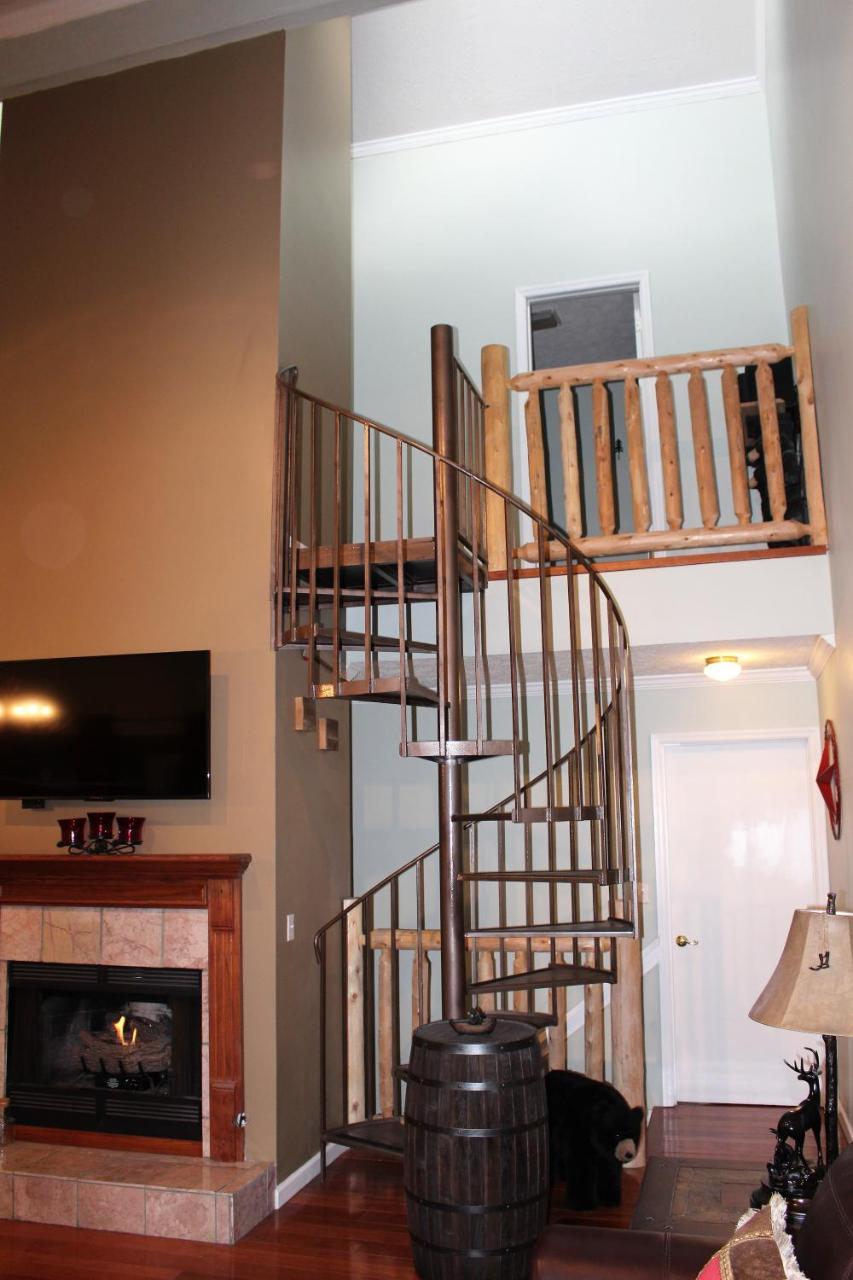 Spacious Downtown Condo Walking Distance To Downtown Gatlinburg Sleeps 6 Guests Bagian luar foto