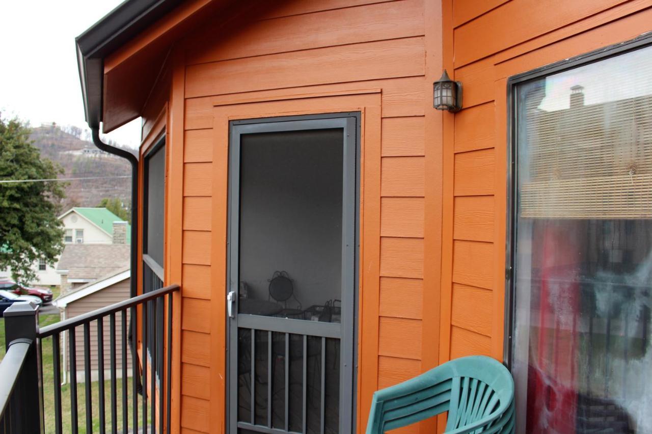 Spacious Downtown Condo Walking Distance To Downtown Gatlinburg Sleeps 6 Guests Bagian luar foto