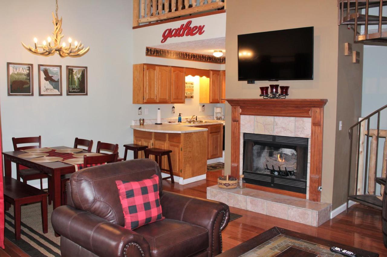 Spacious Downtown Condo Walking Distance To Downtown Gatlinburg Sleeps 6 Guests Bagian luar foto