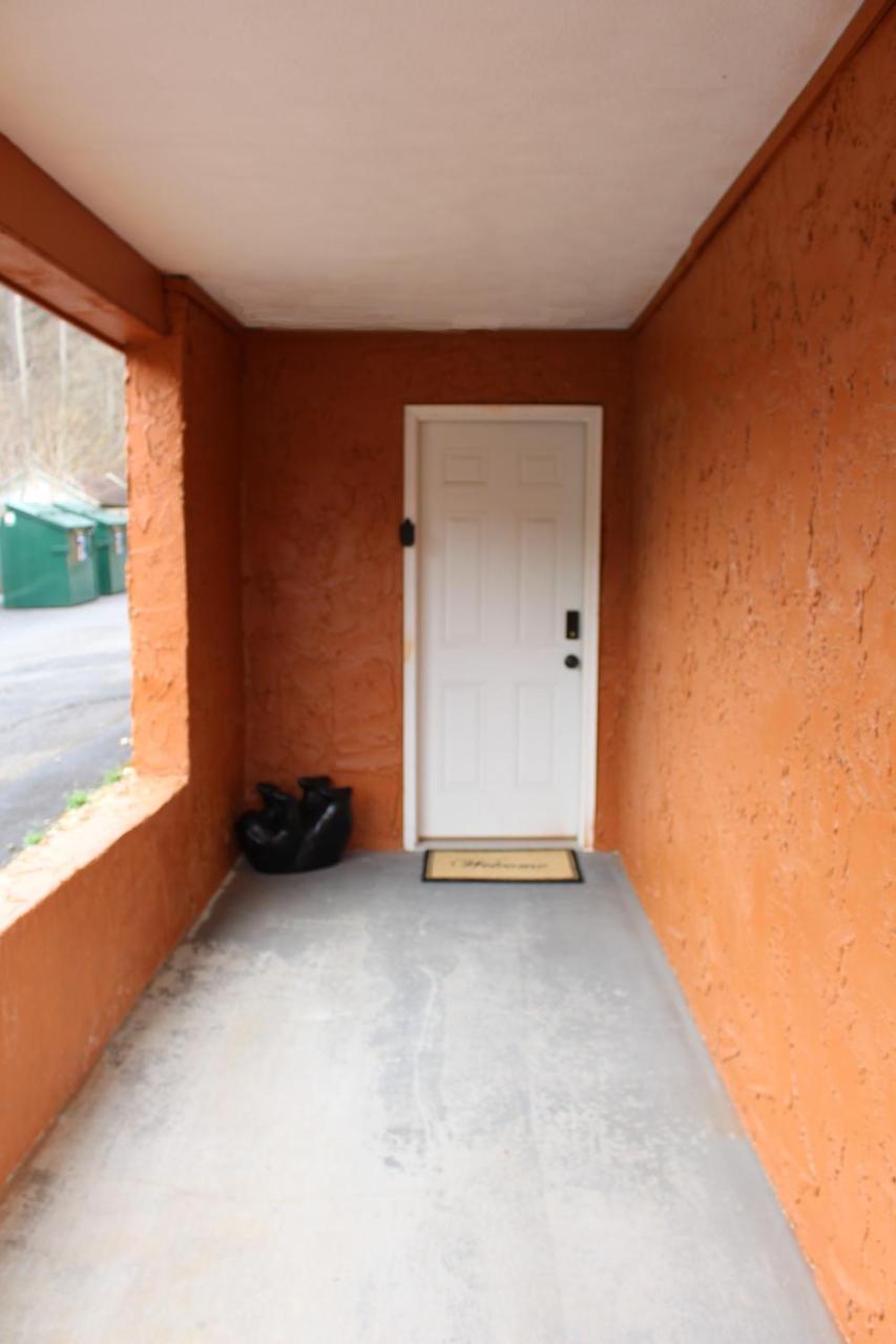 Spacious Downtown Condo Walking Distance To Downtown Gatlinburg Sleeps 6 Guests Bagian luar foto