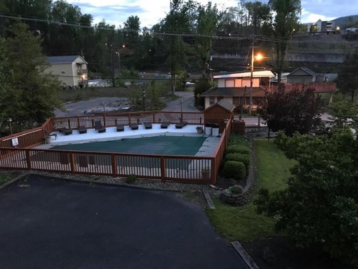 Spacious Downtown Condo Walking Distance To Downtown Gatlinburg Sleeps 6 Guests Bagian luar foto